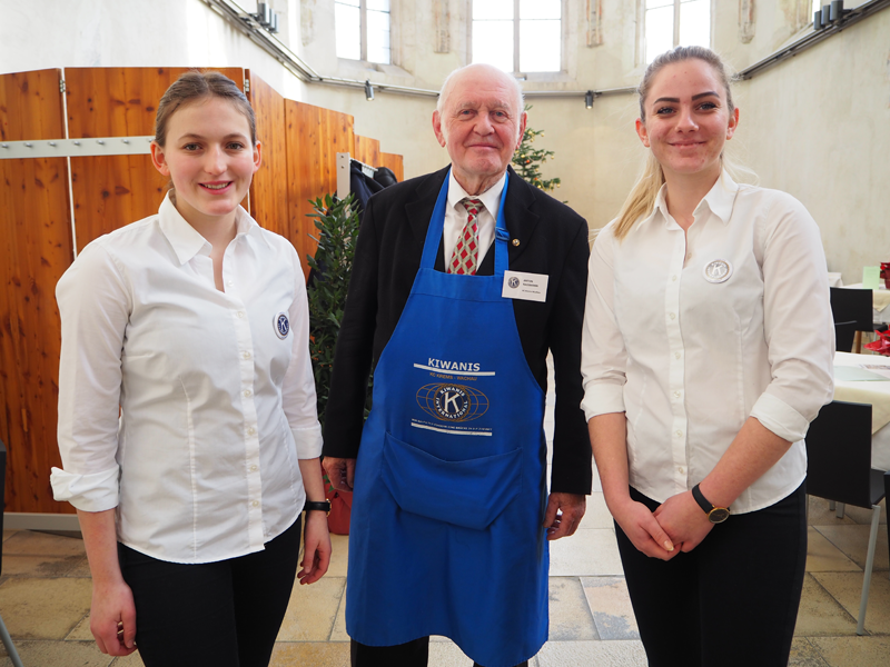 Toni Rassmann mit jungen Helferinnen der HLF Krems im Kaffeehaus